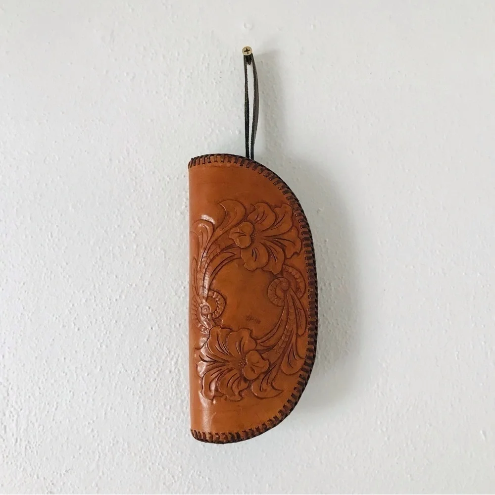 Vintage tooled leather zippered pouch or clutch - Picture 9 of 9